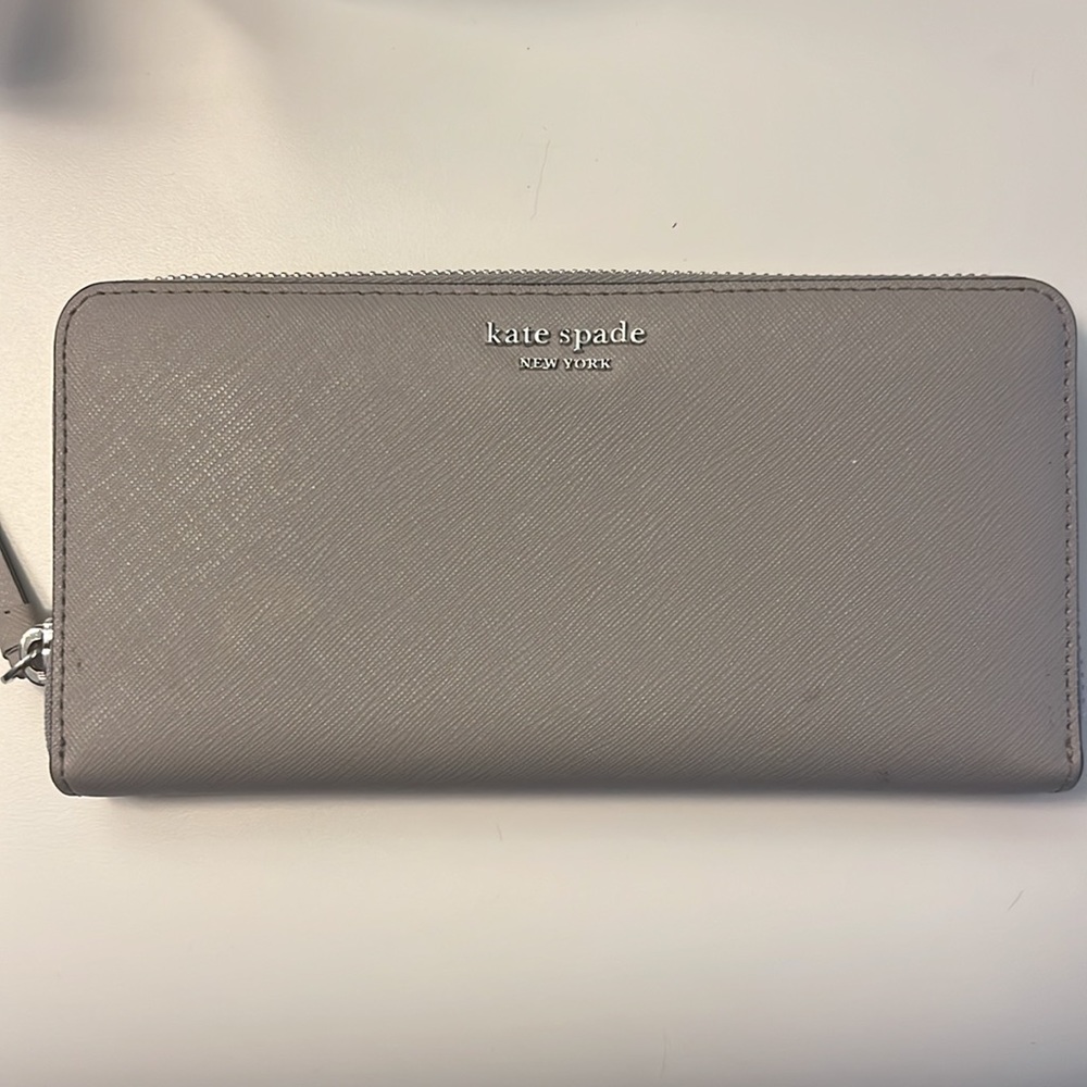 Kate spade wallet in excellent condition.  No signs of wear.